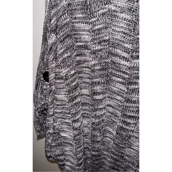 Grey and White Short Sleeved Buttoned Shawl - Picture 12 of 12